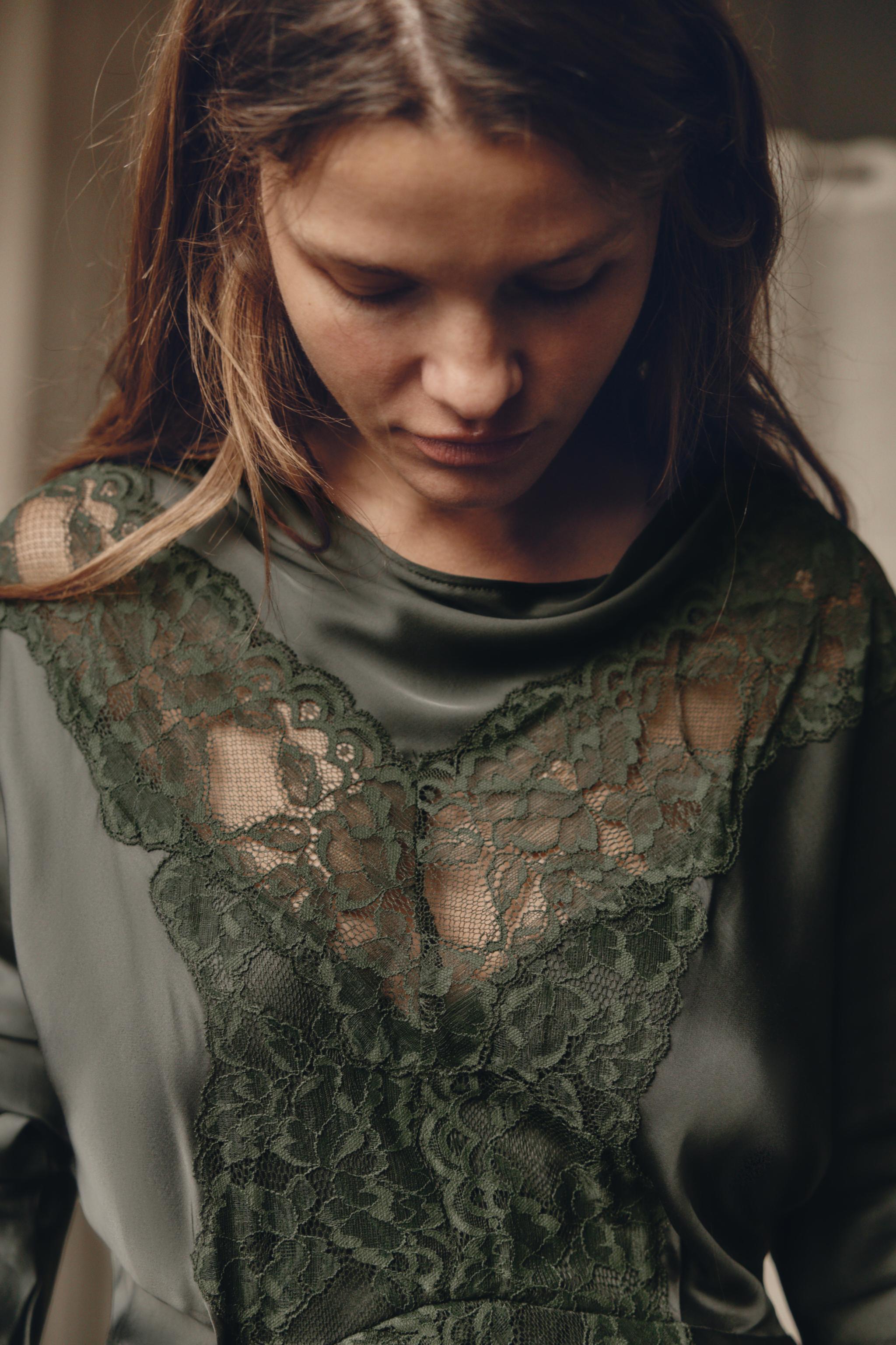 BATWING SLEEVE SATIN LACE DRESS